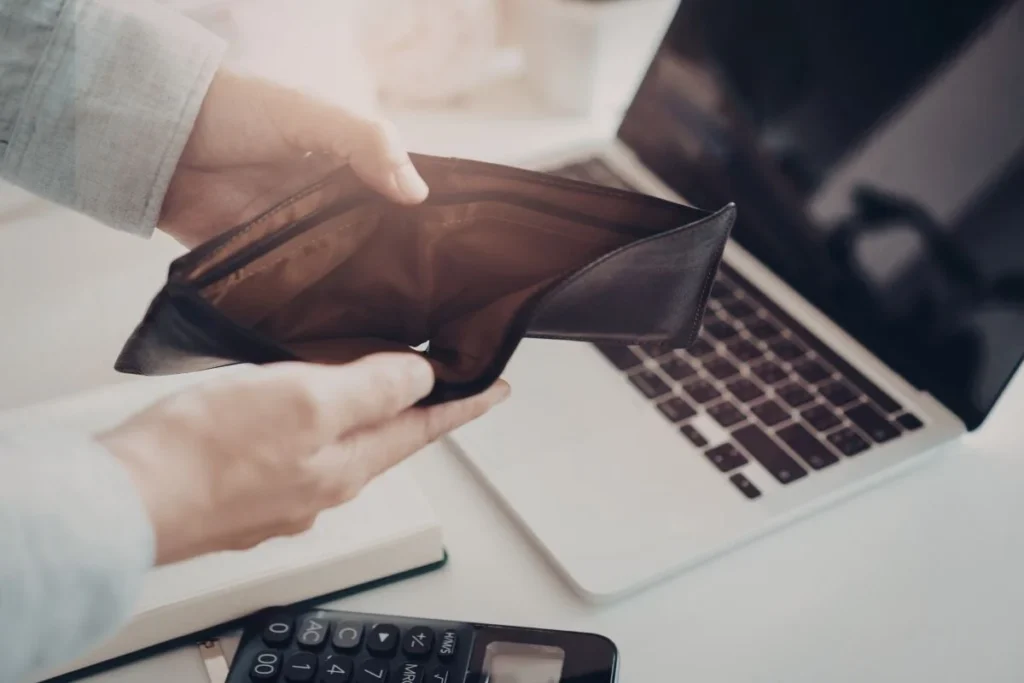 6 Toxic Habits Keeping Smart People Poor (And How to Break Them Fast) 1 6 Toxic Habits Keeping Smart People Poor (And How to Break Them Fast)