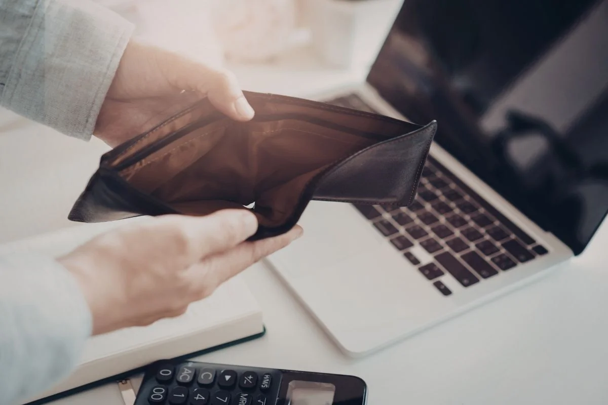 6 Toxic Habits Keeping Smart People Poor (And How to Break Them Fast)