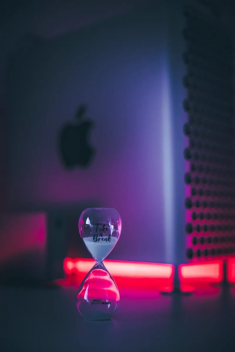 8 Powerful Anger Management Skills That Will Instantly Calm Your Mind 3 clear glass hour glass with pink light