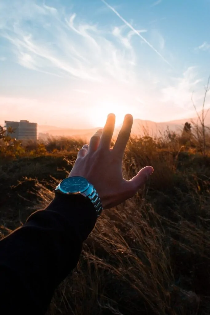 60 Meaningful Things to Do With Your Parents for Every Season and Situation 18 force perspective photography of person holding sun