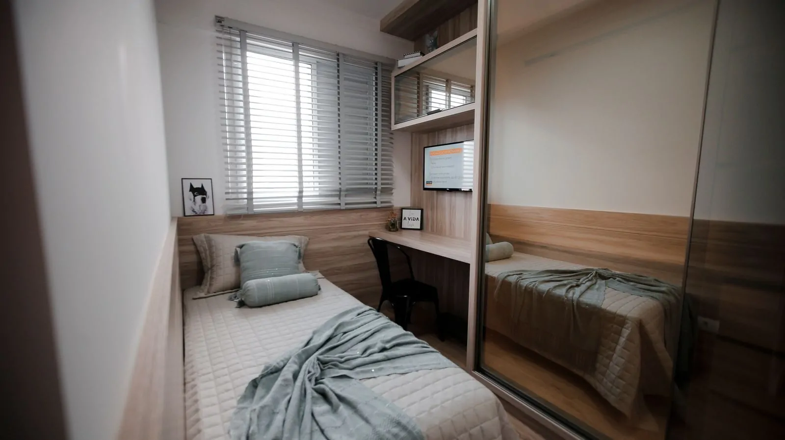 35+ Room Decor Ideas for Small Spaces That Feel Bigger 10 A cozy and minimalist bedroom interior featuring a single bed and a small workspace.
