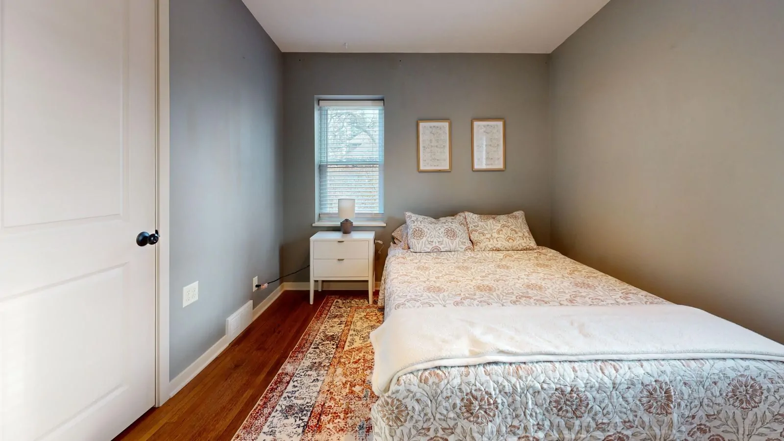 35+ Room Decor Ideas for Small Spaces That Feel Bigger 14 A serene minimalist bedroom with cozy bedding and natural light from a window.