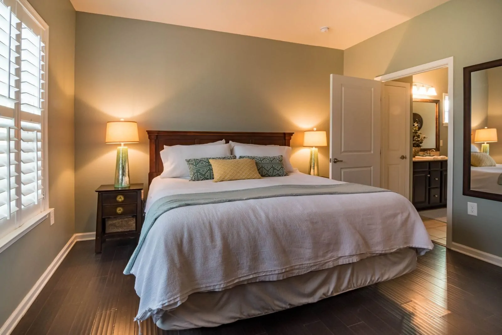 35+ Room Decor Ideas for Small Spaces That Feel Bigger 21 A cozy bedroom featuring a comfortable bed, modern decor, and warm lighting for a relaxing ambiance.