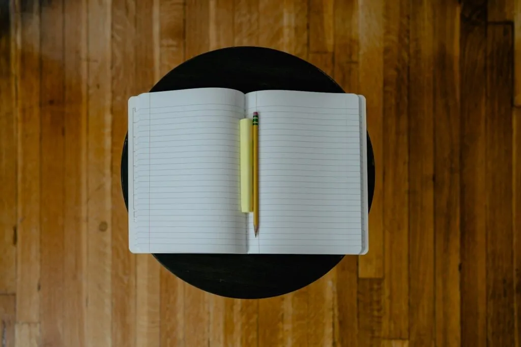 How to Organize School Notes: 15 Simple Note Taking Ideas That Actually Work 1 a white and black hat