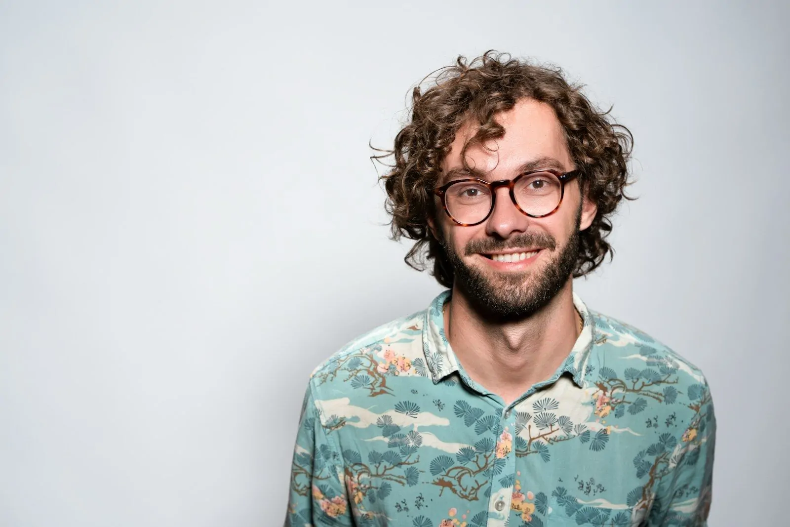 Am I Approachable Quiz: Find Out If People See You As Friendly and Easy to Talk To, Take the Fun Test Now 1 smiling man with glasses and beard portrait