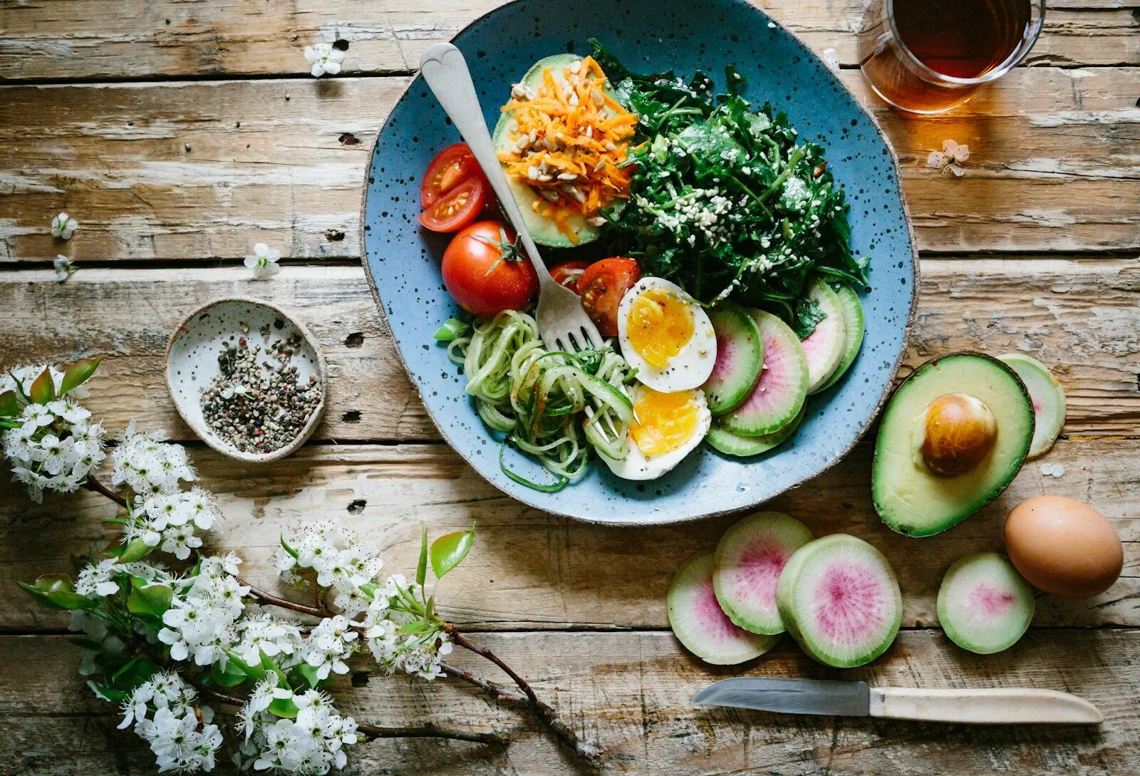 Am I Healthy Quiz: Answer 10 Fun Questions and Find Out How Healthy Your Daily Habits Really Are 1 poached egg with vegetables and tomatoes on blue plate